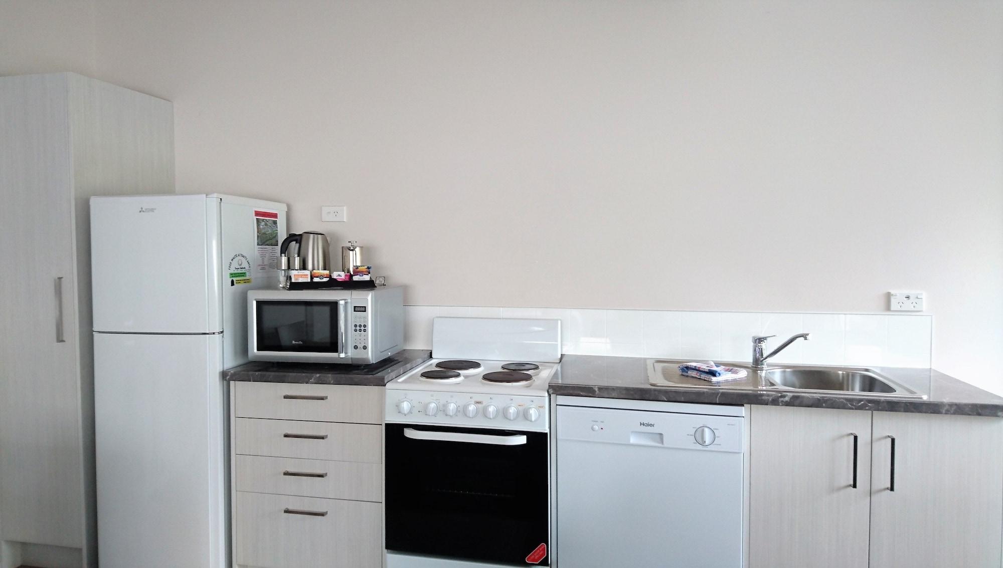 Taupo Debretts Spa Resort Экстерьер фото A typical student kitchen