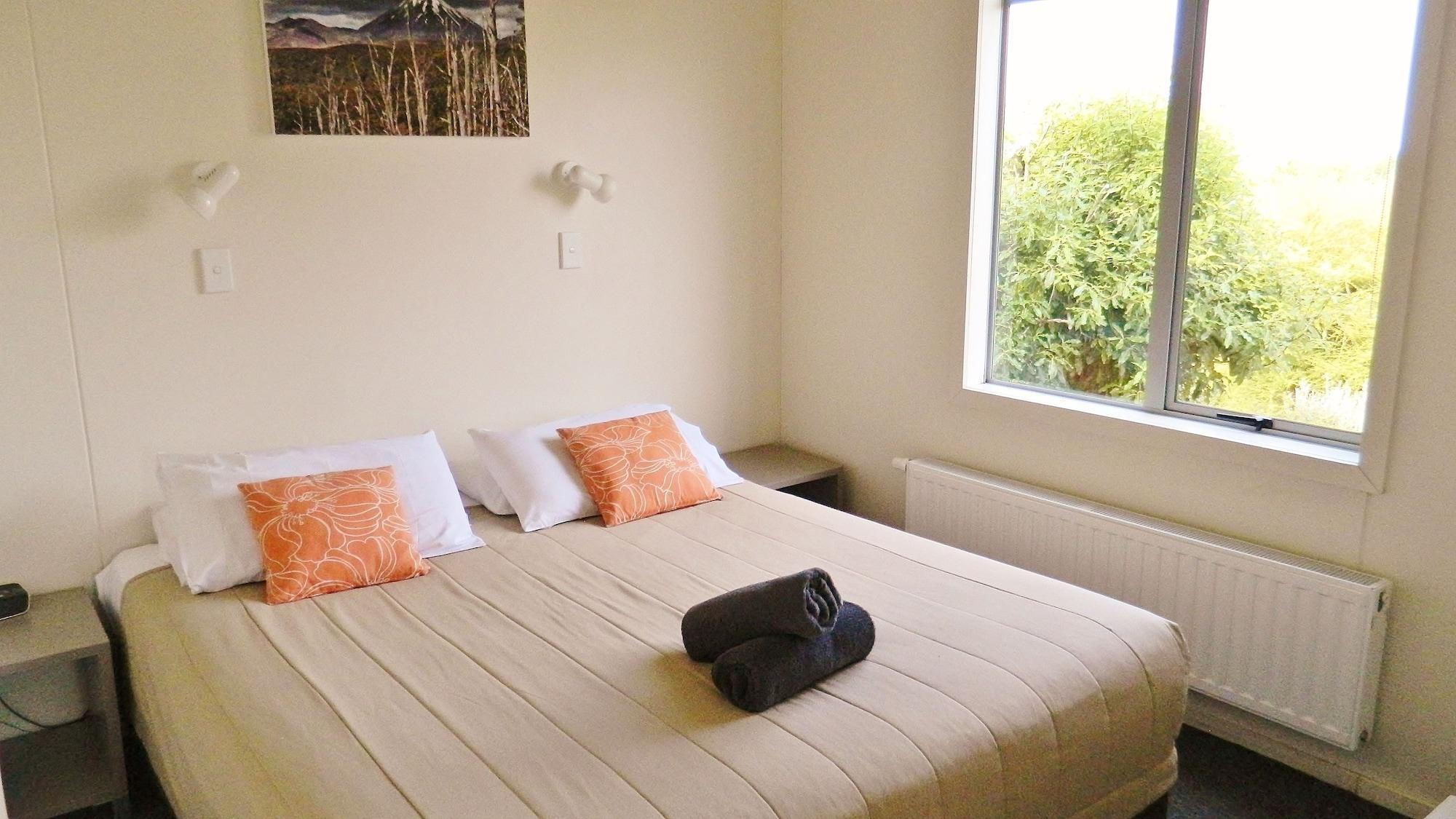 Taupo Debretts Spa Resort Экстерьер фото A bedroom at a motel