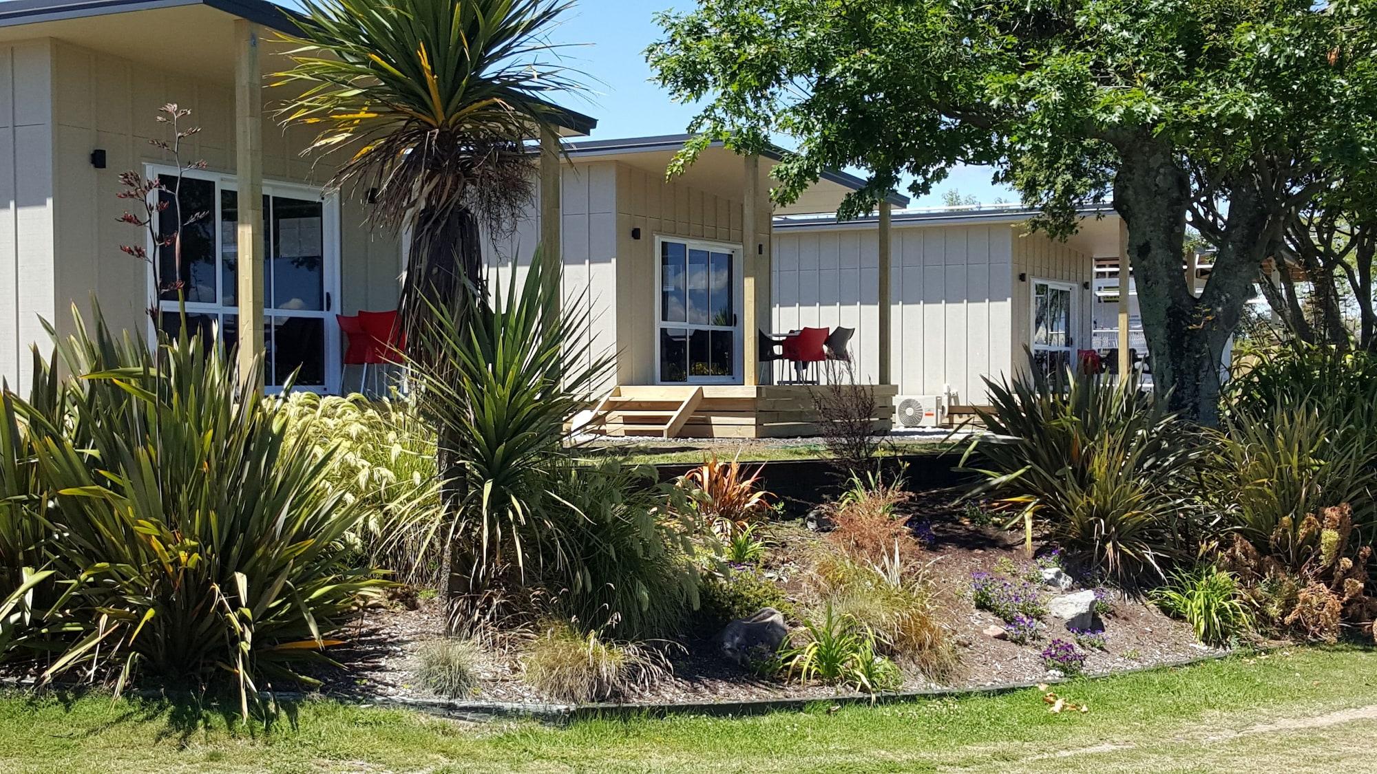 Taupo Debretts Spa Resort Экстерьер фото Holiday homes at Lake Waikare