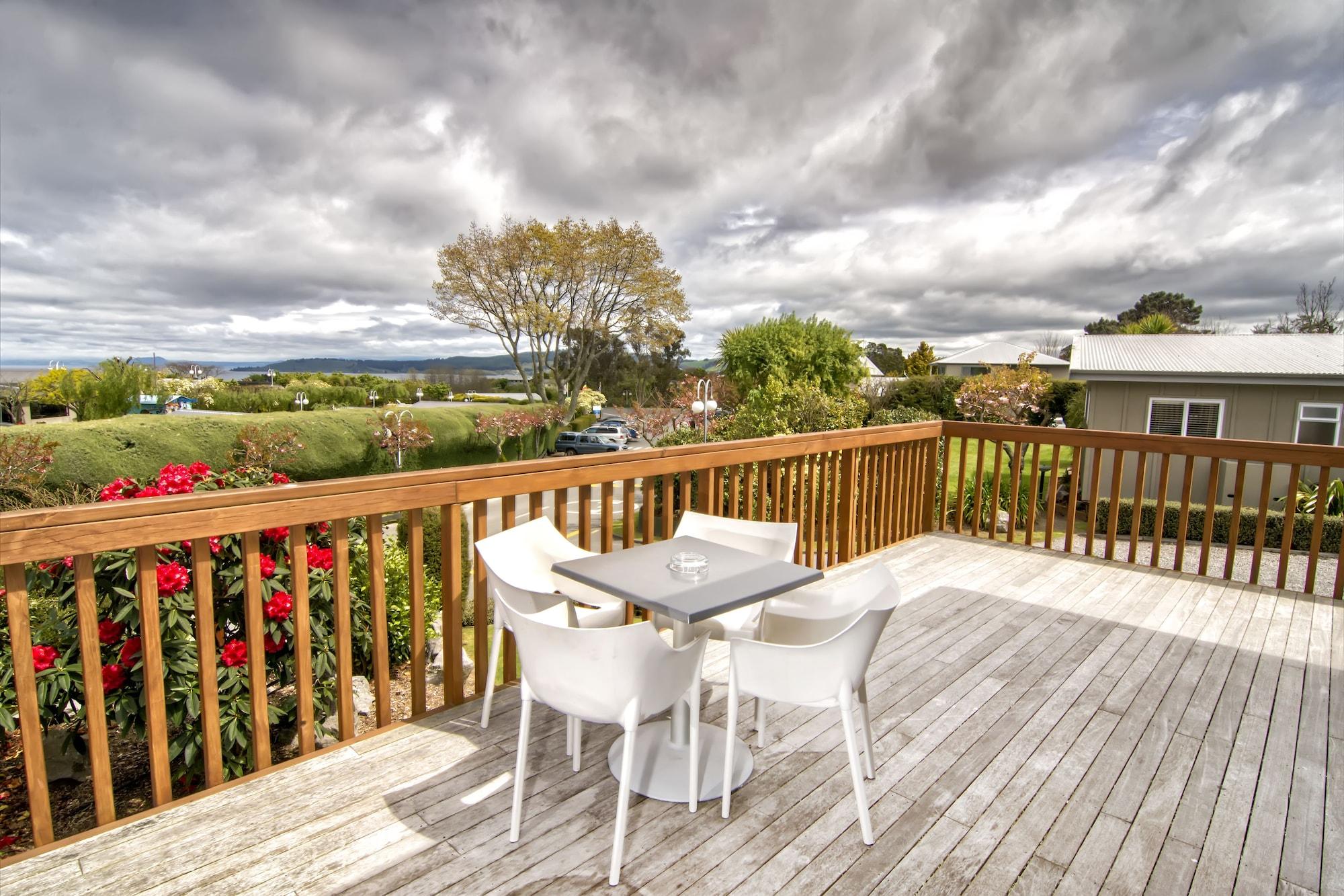 Taupo Debretts Spa Resort Экстерьер фото A deck in New Zealand