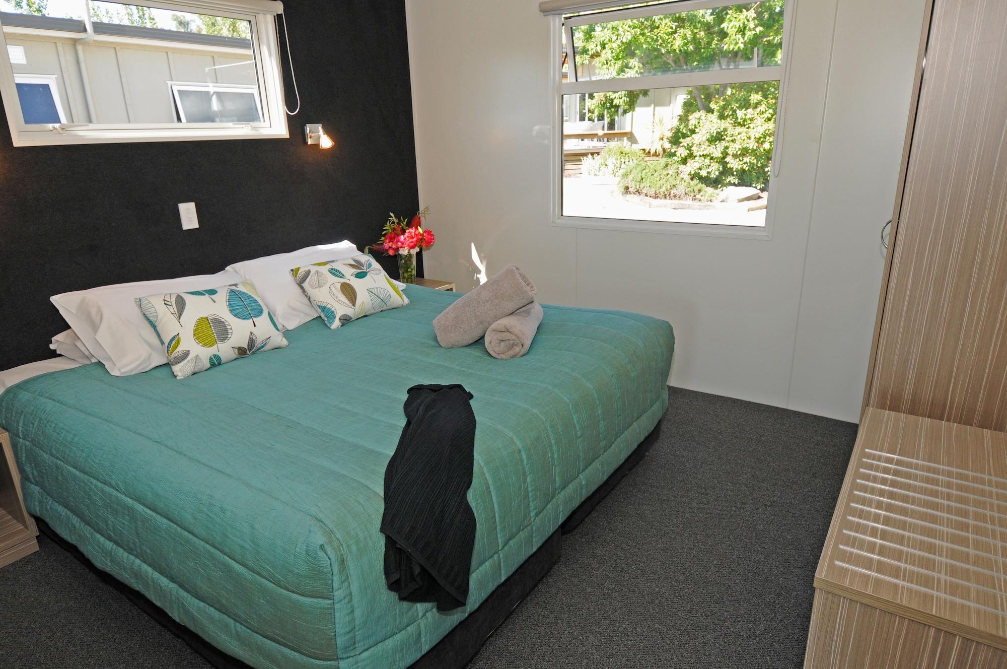 Taupo Debretts Spa Resort Экстерьер фото A bedroom in a motel