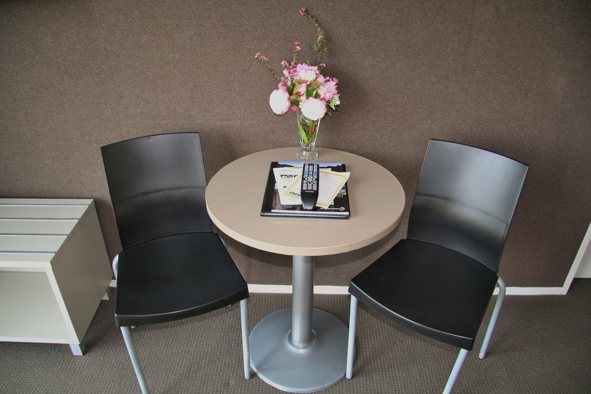 Taupo Debretts Spa Resort Экстерьер фото A table and two chairs
