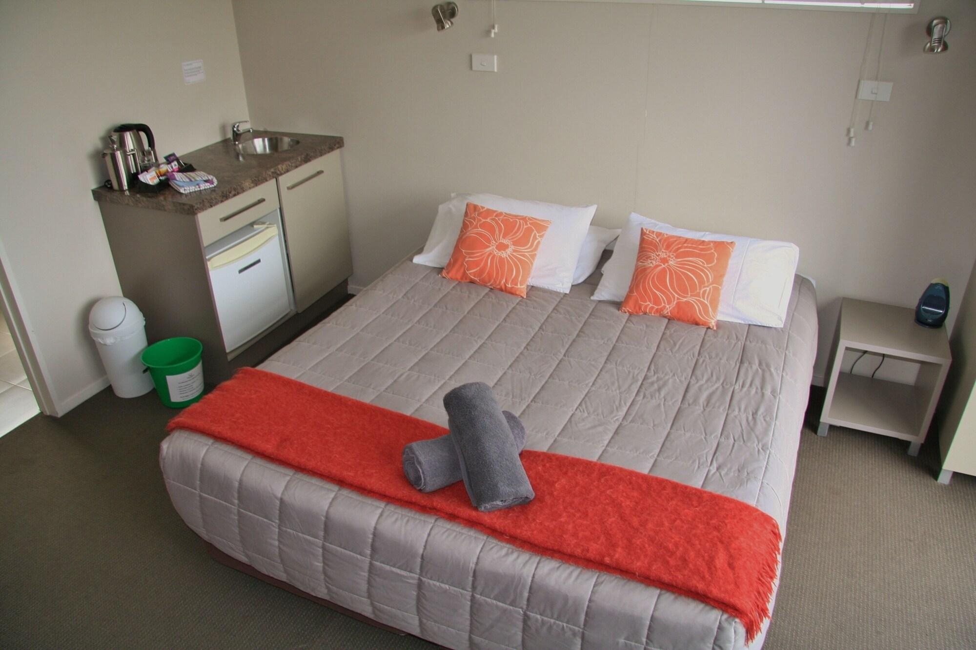 Taupo Debretts Spa Resort Экстерьер фото A studio apartment in New Zealand