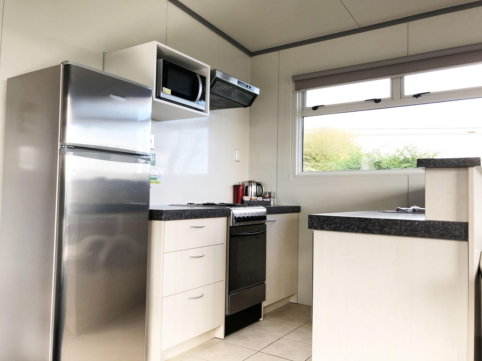 Taupo Debretts Spa Resort Экстерьер фото A kitchen in a student flat